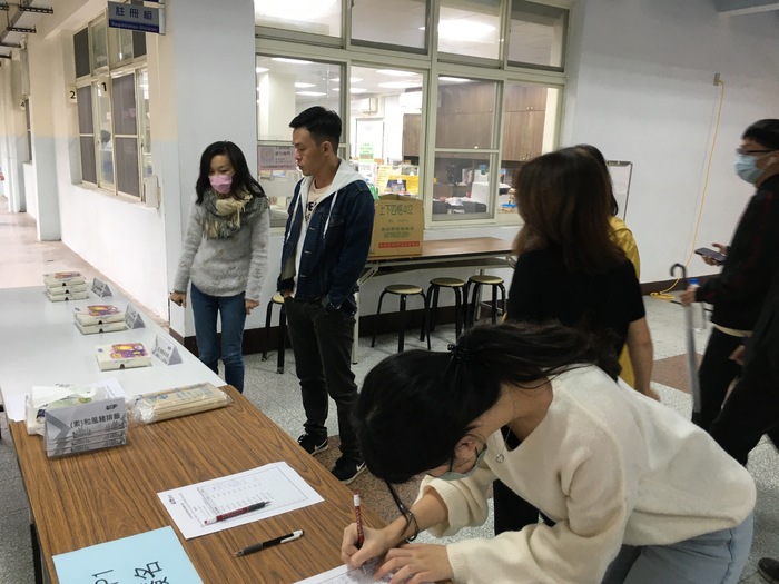 參加活動教職員領取蔬食餐盒